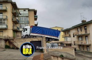 Caccamo - Tir in bilico su un magazzino, evacuata una palazzina di 6 famiglie - Video