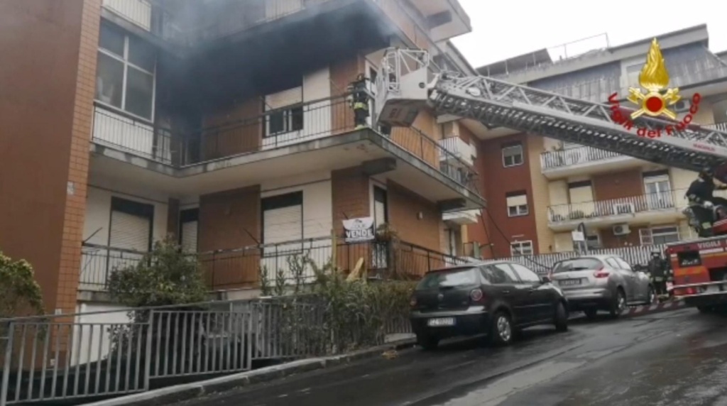 Incendi: fiamme in casa, persone evacuate con un'autoscala,  nessun ferito