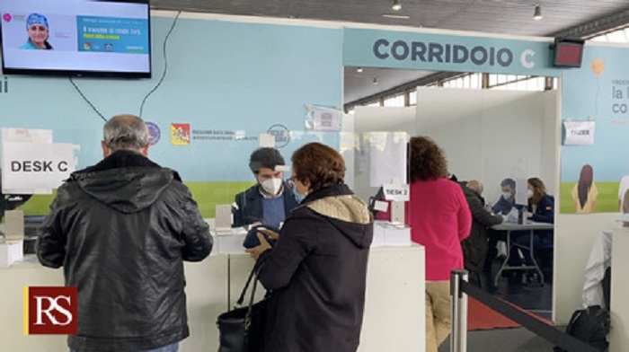 Vaccini – Senza prenotazione in Sicilia, quadruplicate dosi: sono 9812 i vaccinati dai 60 ai 79 anni ieri con Astrazeneca