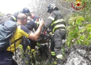 Escursionisti in difficoltà sull'Etna, 85enne ferito salvato da Vigili del fuoco e soccorso alpino