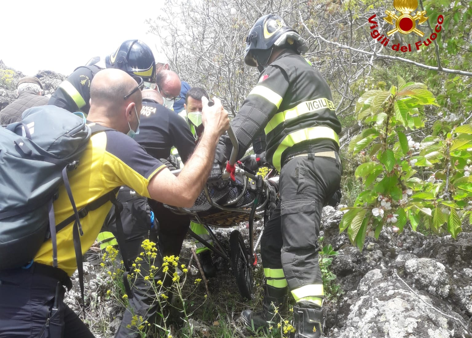 Etna, escursionisti in difficoltà: 85enne ferito salvato da Vigili del fuoco e soccorso alpino – Video