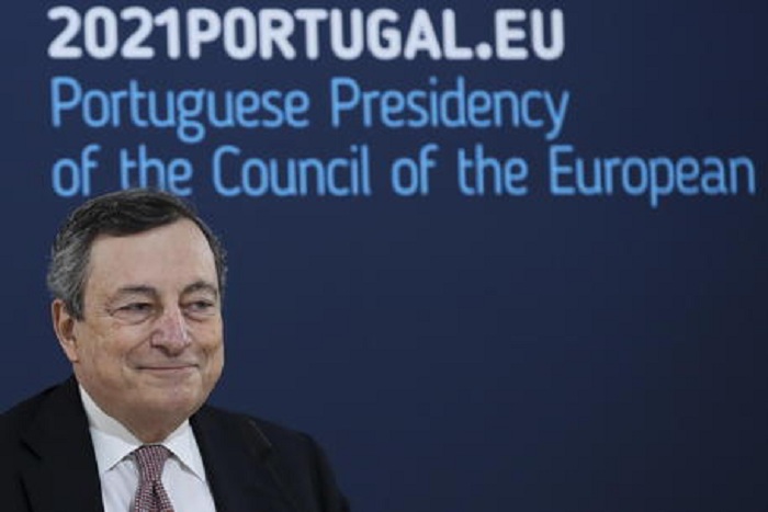Premier Draghi da Oporto: pronti alle riaperture, ma usando la testa
