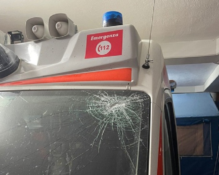 Pietre e bottiglie contro ambulanza, trasportava paziente: Carabinieri  già sulle tracce del gruppo dei giovani