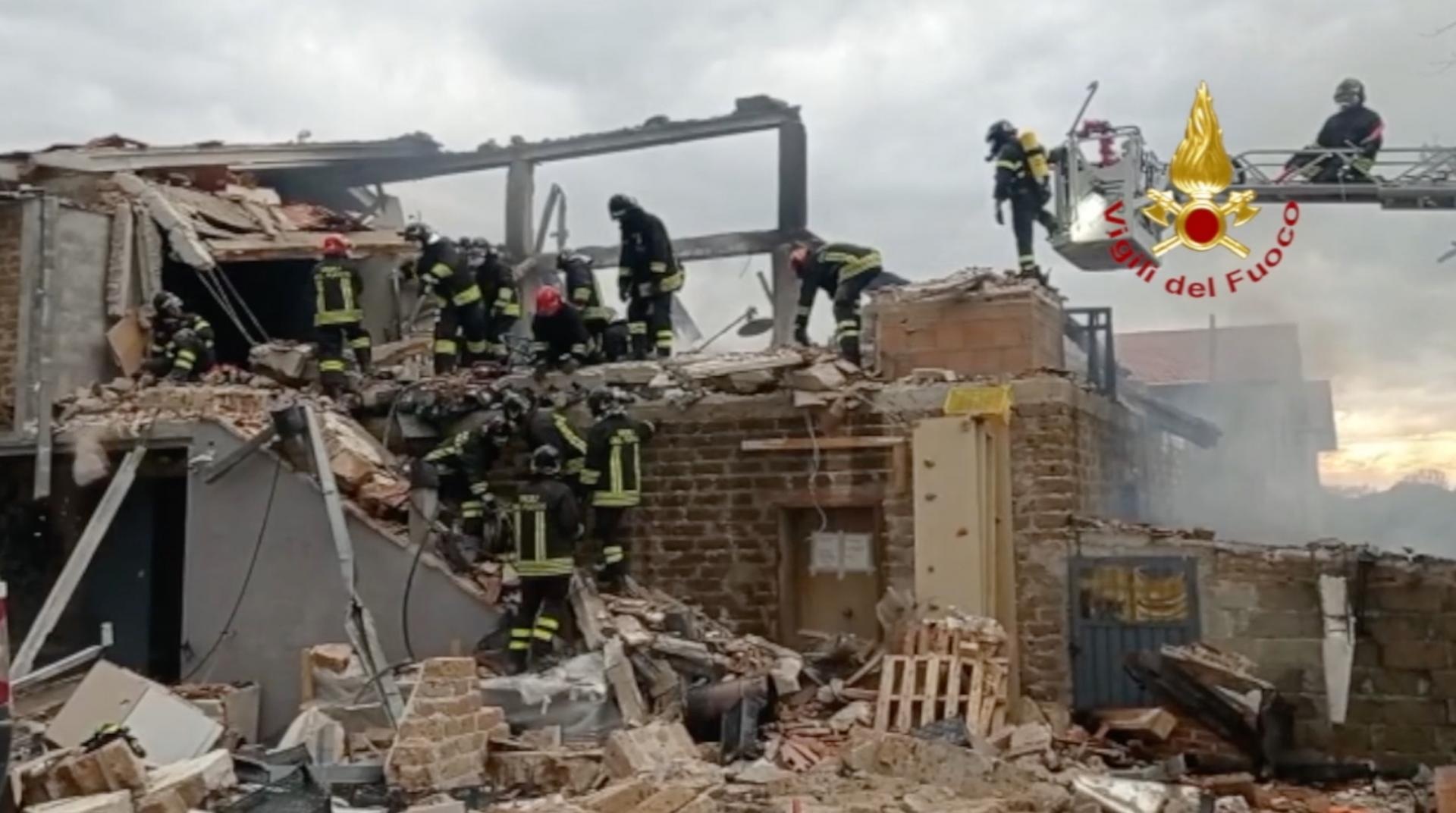 Gubbio, crollo abitazione dopo esplosione: dispersi sotto le macerie -Video