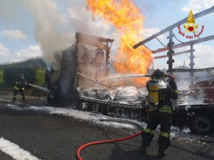 Peschera del Garda -  In fiamme autoarticolato lungo l'austrada A4