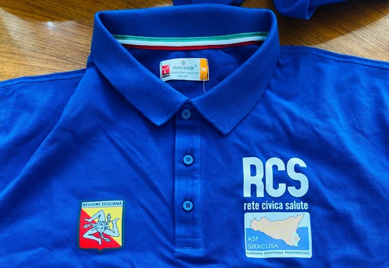 SIRACUSA – Rete Civica della Salute :’Asp acquista magliette con logo RCS per volontari hub vaccinali