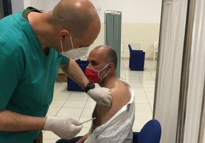 Vaccini – 700 inoculazioni nei primi 2 giorni a Salina, c’è anche il sindaco: domani al via anche nelle altre isole dell’Eolie
