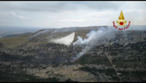 Incendio a Cava grande di Cassibile: intervento elicottero dei vigili del fuoco