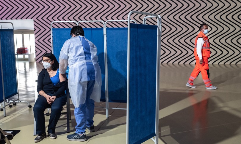 Covid: in Italia 1.147 nuovi casi e 35 mortinelle ultime 24 ore, il tasso di positività a 0,5%