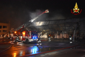 Boato nella notte, in fiamme capannone di surgelati a Palermo