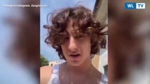 Sangiovanni insultato per strada perche' vestito di fucsia Lo sfogo del cantante sul suo profilo Instagram: "Non siamo liberi di essere come vogliamo"