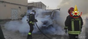 Priolo, autocarro in fiamme sulla 114