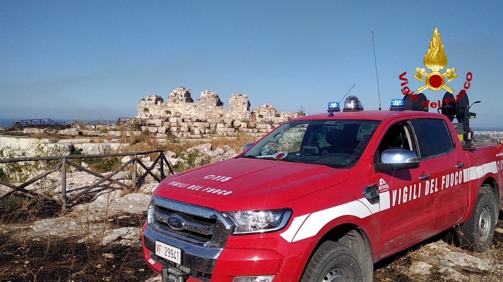 I vvf di Siracusa impegnati su due vasti incendi: castello Eurialo, dall’open Land a c.da Spalla