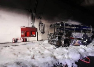 Bus prende fuoco nel Lecchese, autista eroe salva 25 bambini