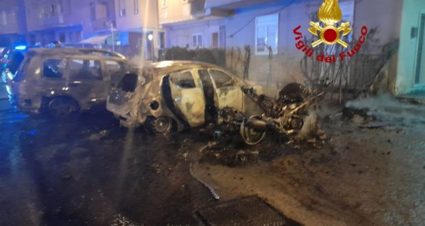 Siracusa – Via Luigi Cassia, in fiamme automobili e motirini