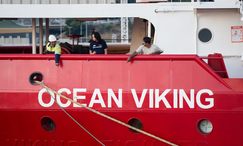 Nave Ocean Viking attende porto sicuro: a bordo 572 migranti