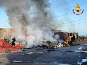 Messina, brucia una discarica: nube di fumo nero nell'aria