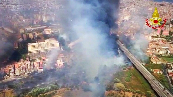 Incendi: Catania brucia, case evacuate, distrutto lido Più roghi, due fronti principali. In arrivo altri vigili fuoco  – Video