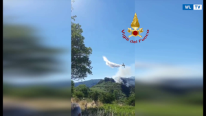 Canadair all'opera per l'estinzione di un incendio di macchia mediterranea