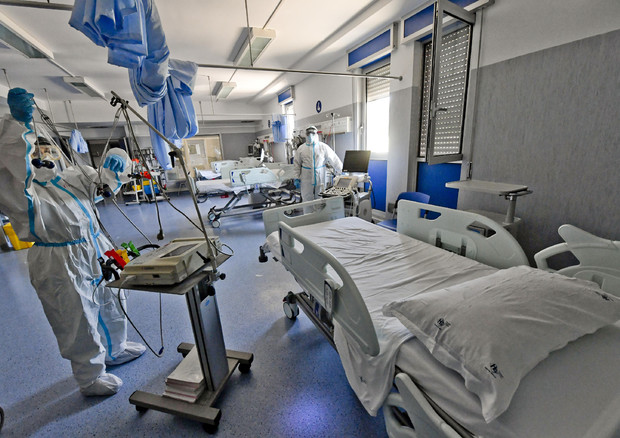 Covid – Oggi 5.923 casi e 23 morti Tasso di positività al 3,3% nelle ultime 24 ore in Italia