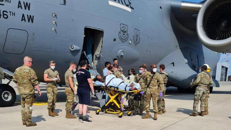 Donna afghana evacuata partorisce su un aereo Usa