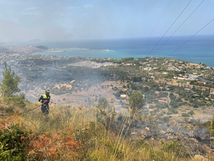 Incendi, fronte fiamme da Madonie a Nebrodi: otto Candair in azione