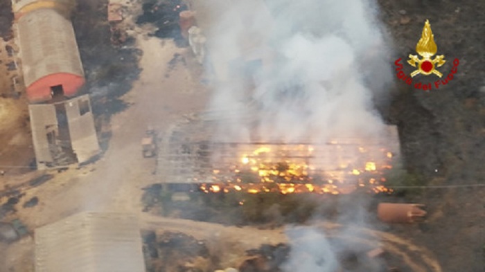 Incendi: continuano fiamme a Pergusa, distrutte 2 aziende