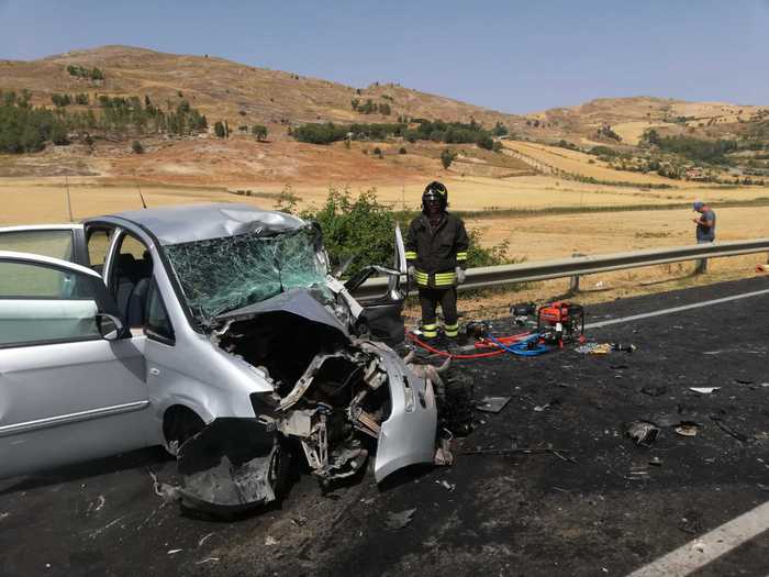 Tragedia  a Enna – Scontro tra una Fiat Idea e un Ducato:  21enne morta e nove feriti