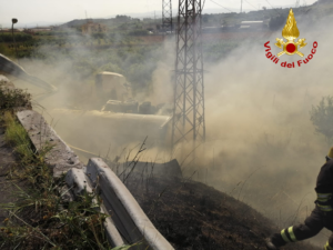 Autocistena in fiamme nel messinese, vigili del fuoco NBCR al lavoro
