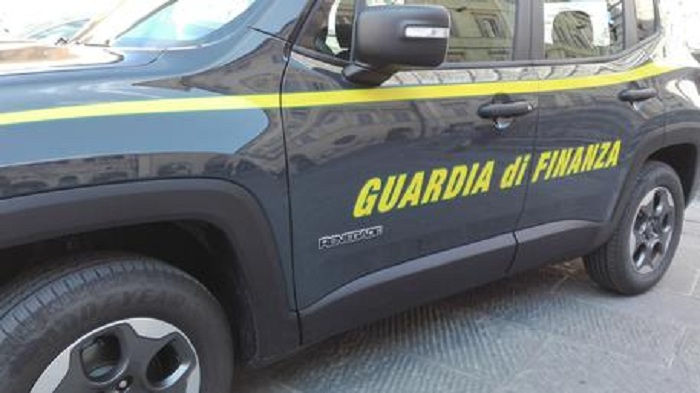 Donati dalla guardia di finanza 50 paia di scarpe alla Caritas di Priolo