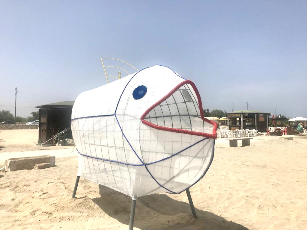 Ambiente – Marina di Priolo, installato il pesce per la raccolta di plastica