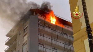 Agrigento, incendio edificio in centro citta': intervenute 4 squadre vigili del fuoco