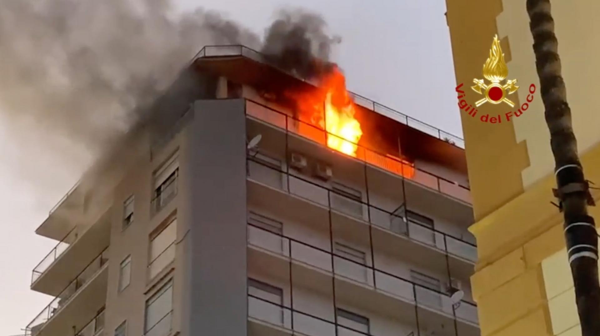 Agrigento, incendio edificio in centro citta’: intervenute 4 squadre vigili del fuoco – Video