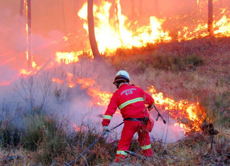 Anche uomini e mezzi dalla Protezione Civile Priolo inviati a Petralia Sottana per spegnere i roghi