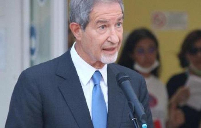 Covid, Musumeci firma ordinanza per limitare contagi