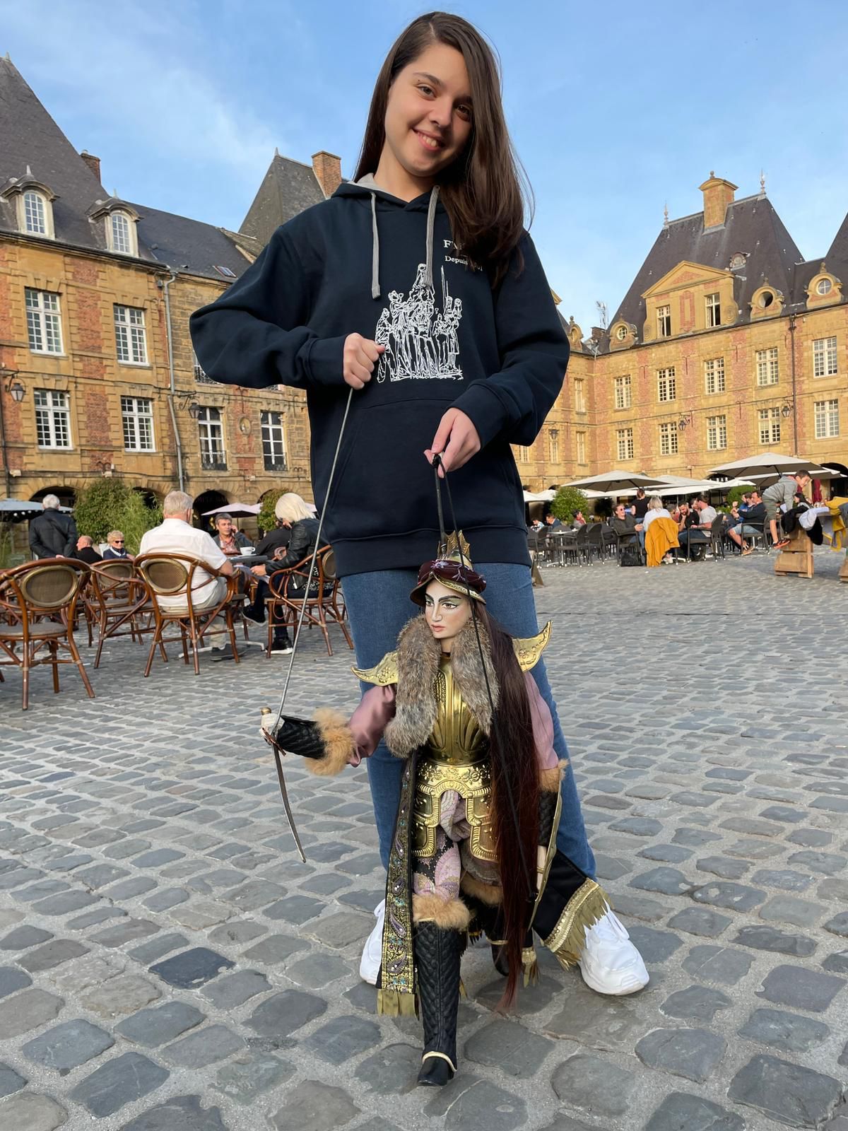 La giovanissima pupara siracusana Alessandra Mauceri incanta la Francia
