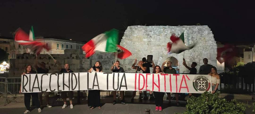 CasaPound illumina il Tempio d’Apollo a Siracusa il monumento dorico più antico di Sicilia