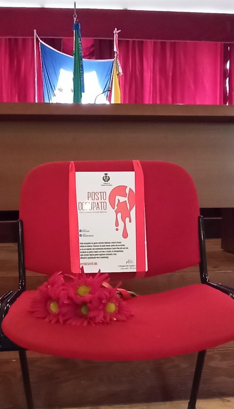 Femminicidi: sedia ‘rossa’ in aula consiliare di  Gravina di Catania, la occuperanno sempre simbolicamente tutte le vittime