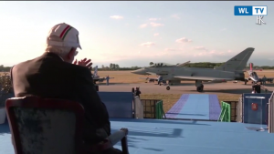 Mattarella, cappello e occhiali da sole per ammirare le Frecce Tricolori Il presidente della Repubblica a Rivolto per i 60 anni della Pattuglia Acrobatica