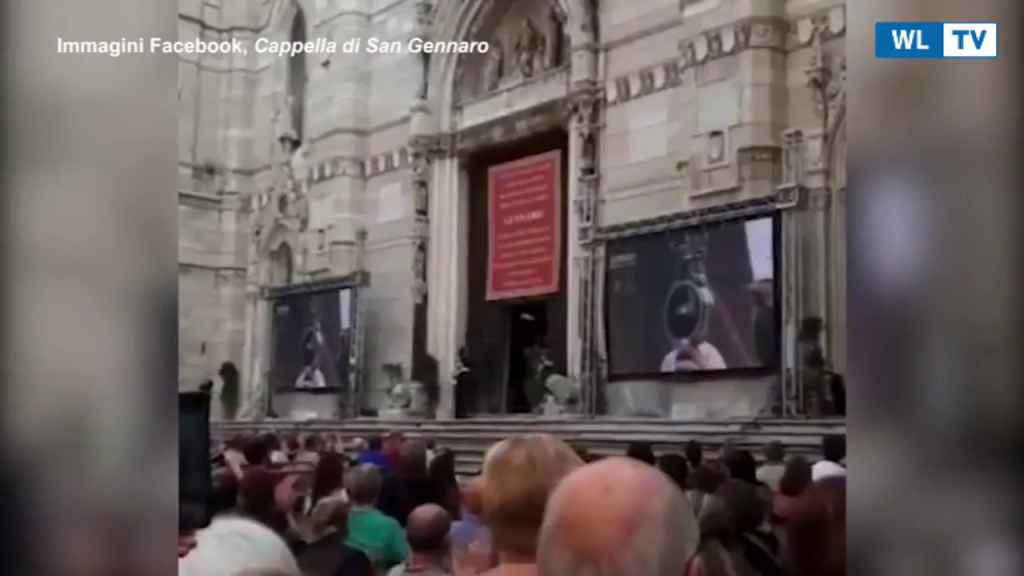 Napoli, “il sangue di San Gennaro si e’ sciolto”, l’applauso dei fedeli fuori dal Duomo Il rito trasmesso in diretta streaming #miracololive