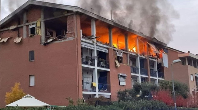Incendio e crollo di parte di una palazzina a Pinerolo (nel piemontese) – morta una donna