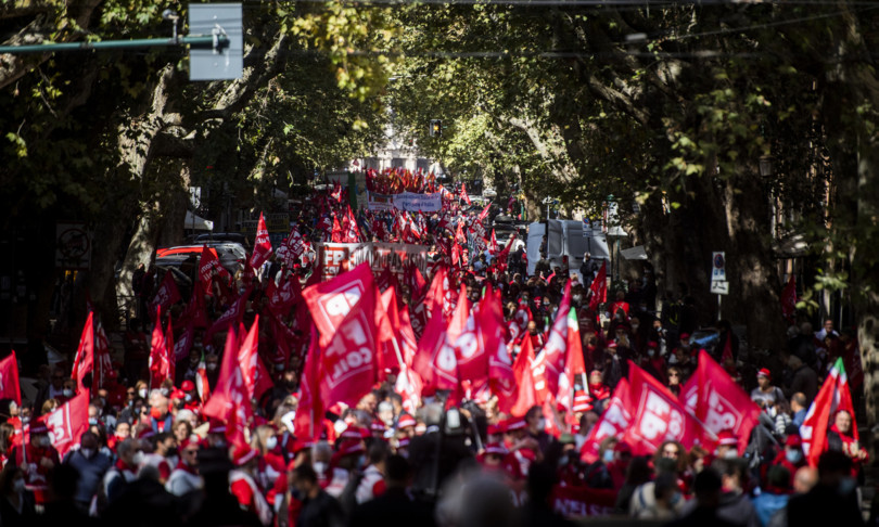 La manifestazione dei sindacati a Roma contro i fascismi si è terminata tra applausi ed il coro ” Bella Ciao”