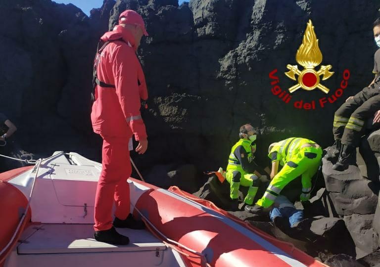 Vigile del fuoco soccorrono una persona caduta in mare a Stazzo (Acireale)