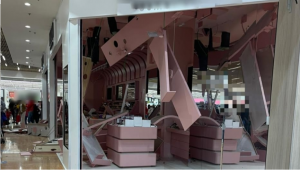 Cede il controsoffitto di un negozio: panico al centro commerciale di Belvedere nel siracusano -Video