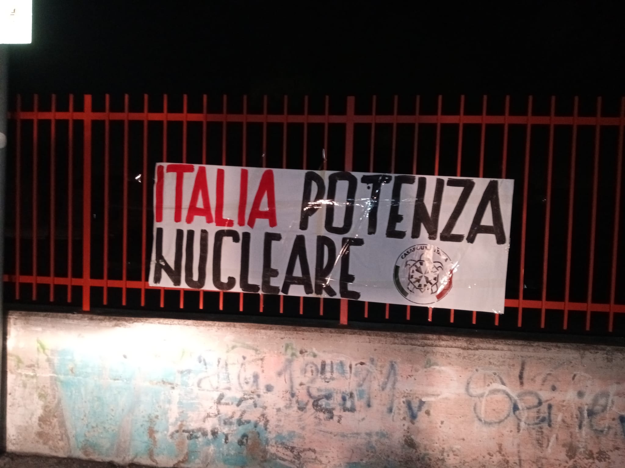Nucleare, striscioni di CasaPound in tutta Italia: “necessario spingere sul ritorno all’indipendenza energetica”