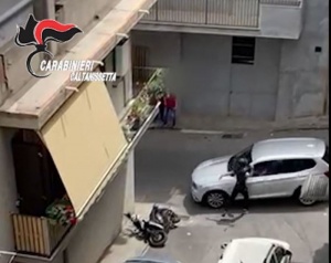 Investito dallo zio, per vendicarsi spara alla cugina