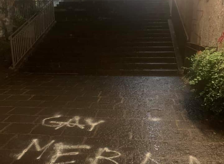 Catania, scritta omofoba scalinata Alessi, colpo di spugna di Arcigay