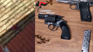 Siracusa - Ortigia , lancia borsa dai tetti: trovate due pistole, arrestato 35enne