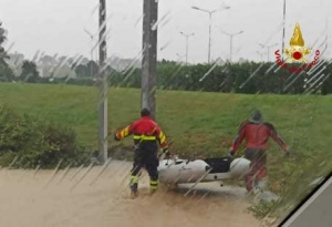 Maltempo - Siracusa famiglia soccorsa in gommone