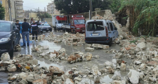 Siracusa – Via Calabria, cede un muro: quattro automobili danneggiate